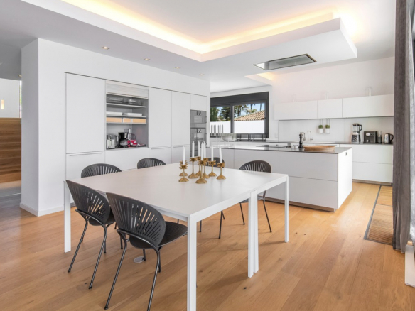 Costabella Marbella villa 6 Bedrooms