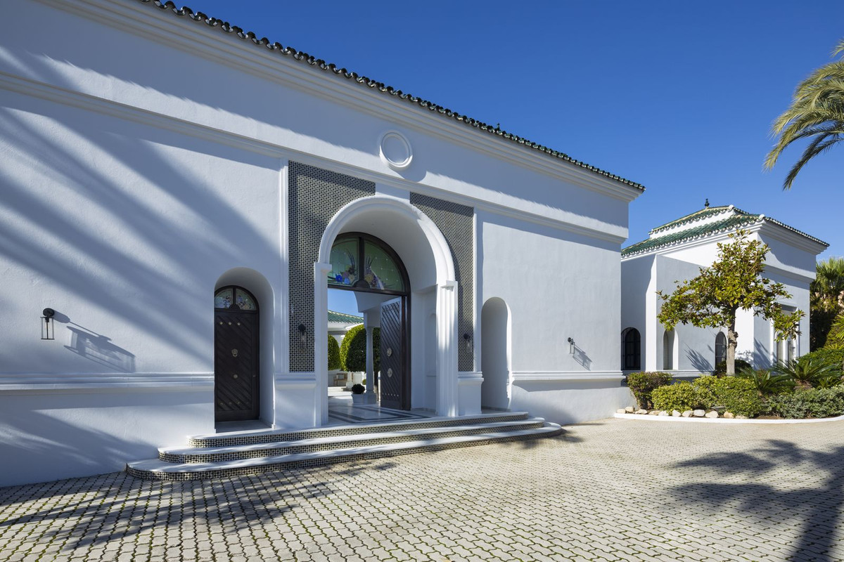 luxo-estate-2 Nueva Andalucia Marbella villa 12 Bedrooms