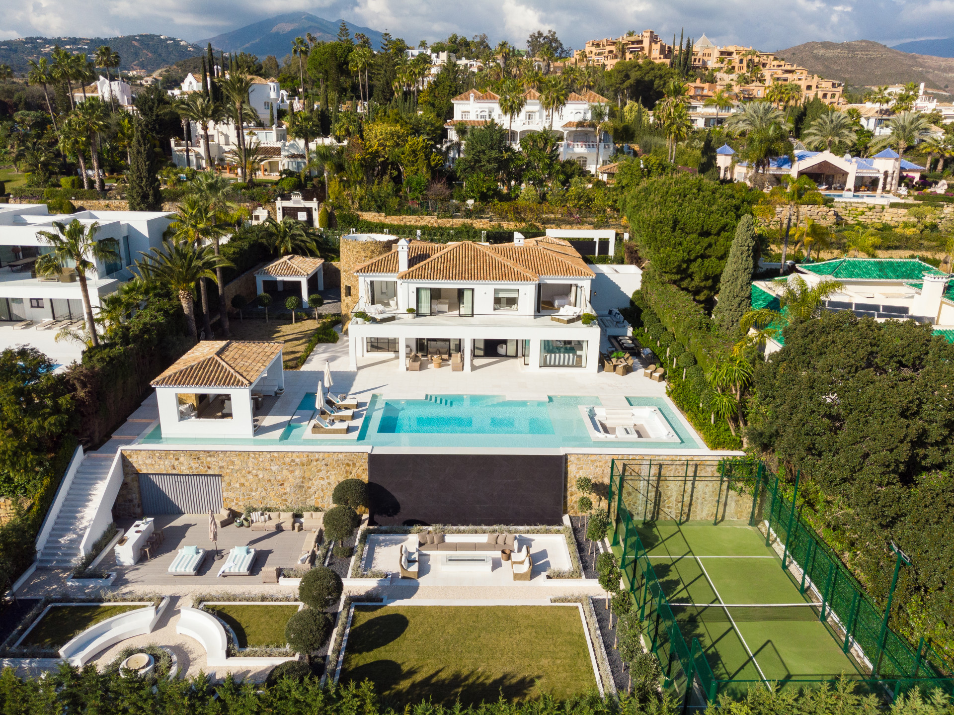 luxo-estate-2 Nueva Andalucia Marbella villa 5 Bedrooms
