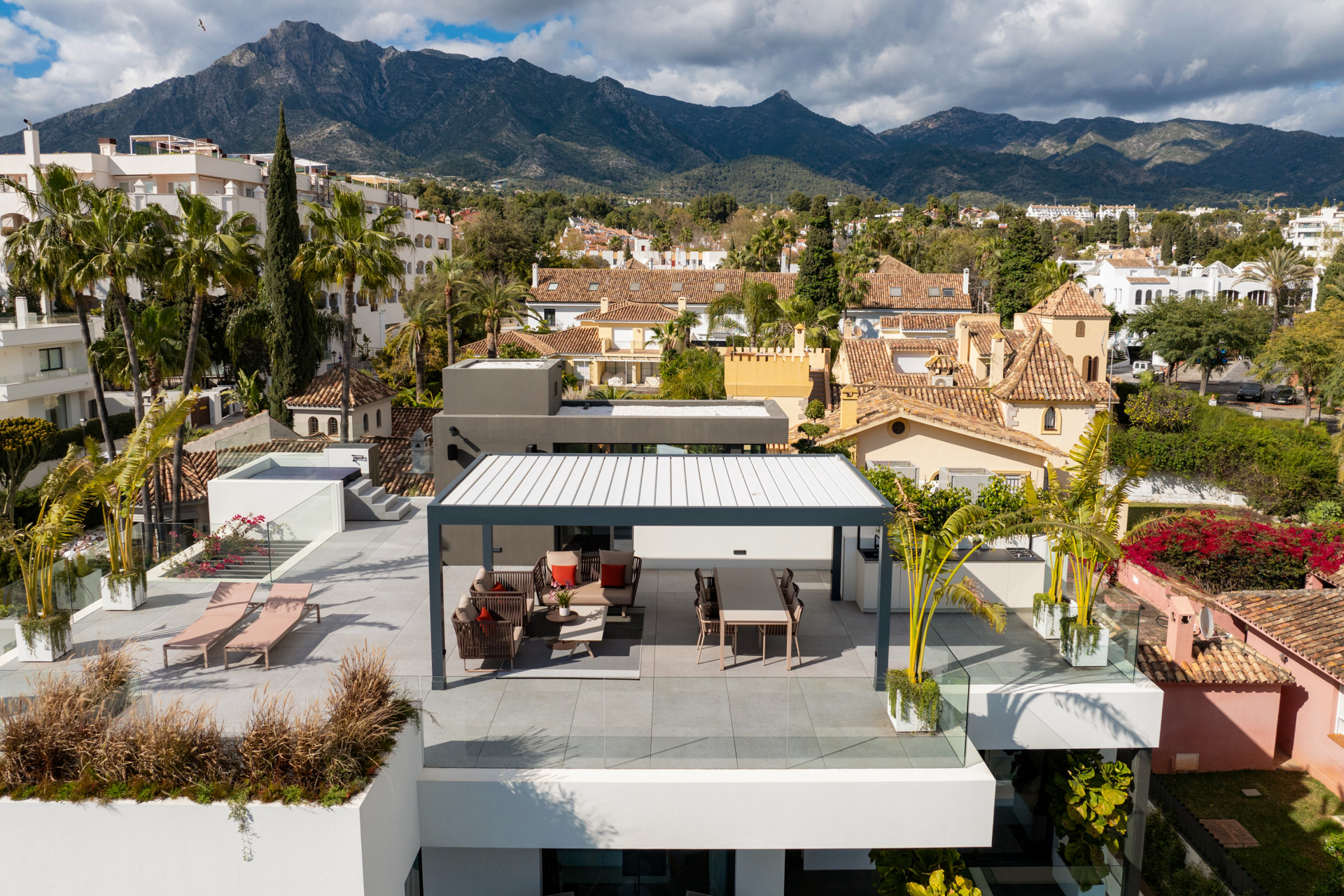 luxo-estate-2 Marbella Golden Mile Marbella villa 5 Bedrooms