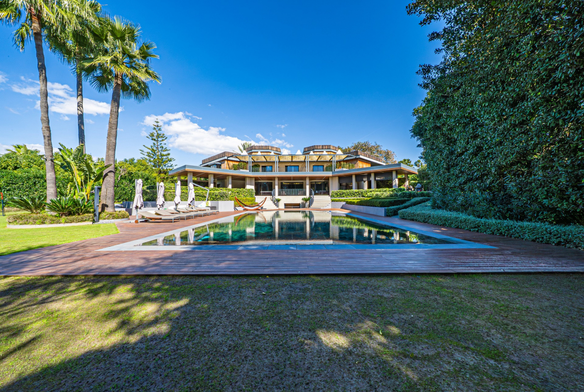 Luxury Frontline Golf Villa in Guadalmina Baja