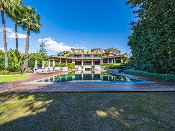 Luxury Frontline Golf Villa in Guadalmina Baja