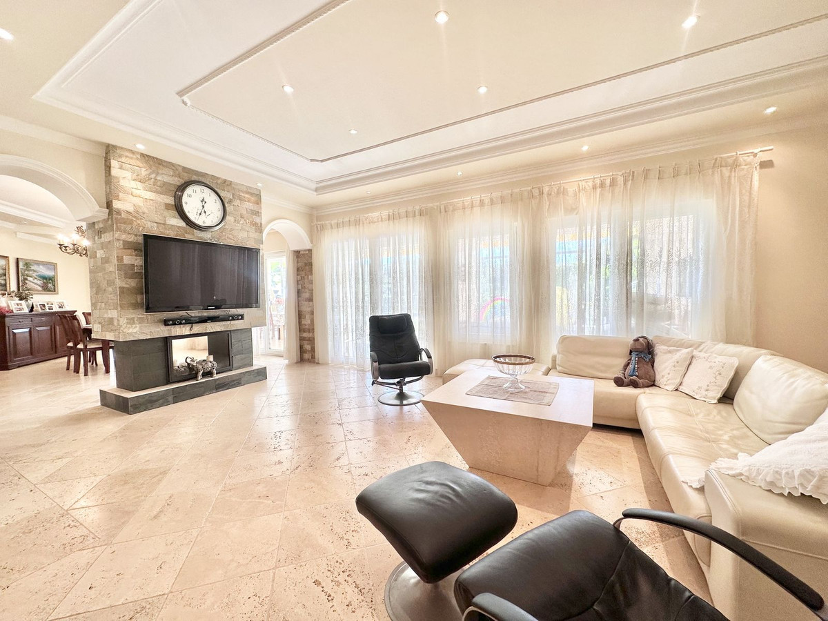 luxo-estate-2 El Rosario Marbella villa 6 Bedrooms