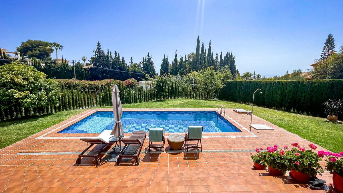 luxo-estate-2 El Rosario Marbella villa 6 Bedrooms