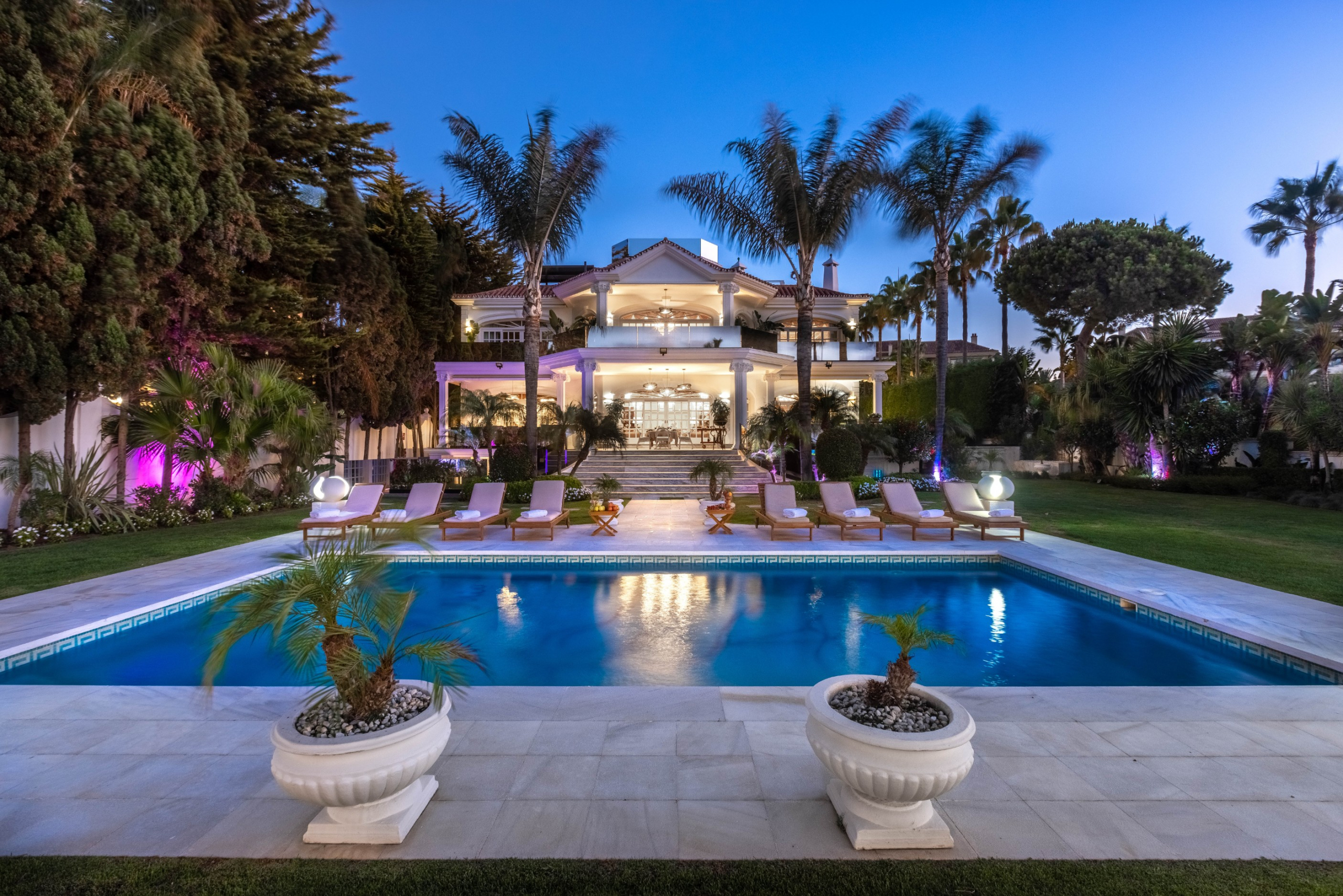 luxo-estate-2 Beachfront Mansion for Sale in Puerto Banús | Marbella