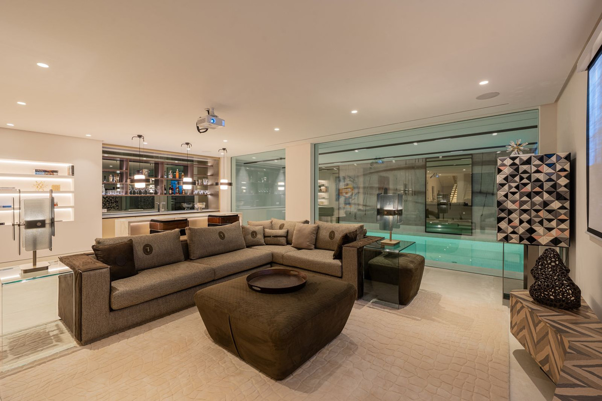 luxo-estate-20 Luxury Villa for Sale in Marbella Hill Club | Golden Mile