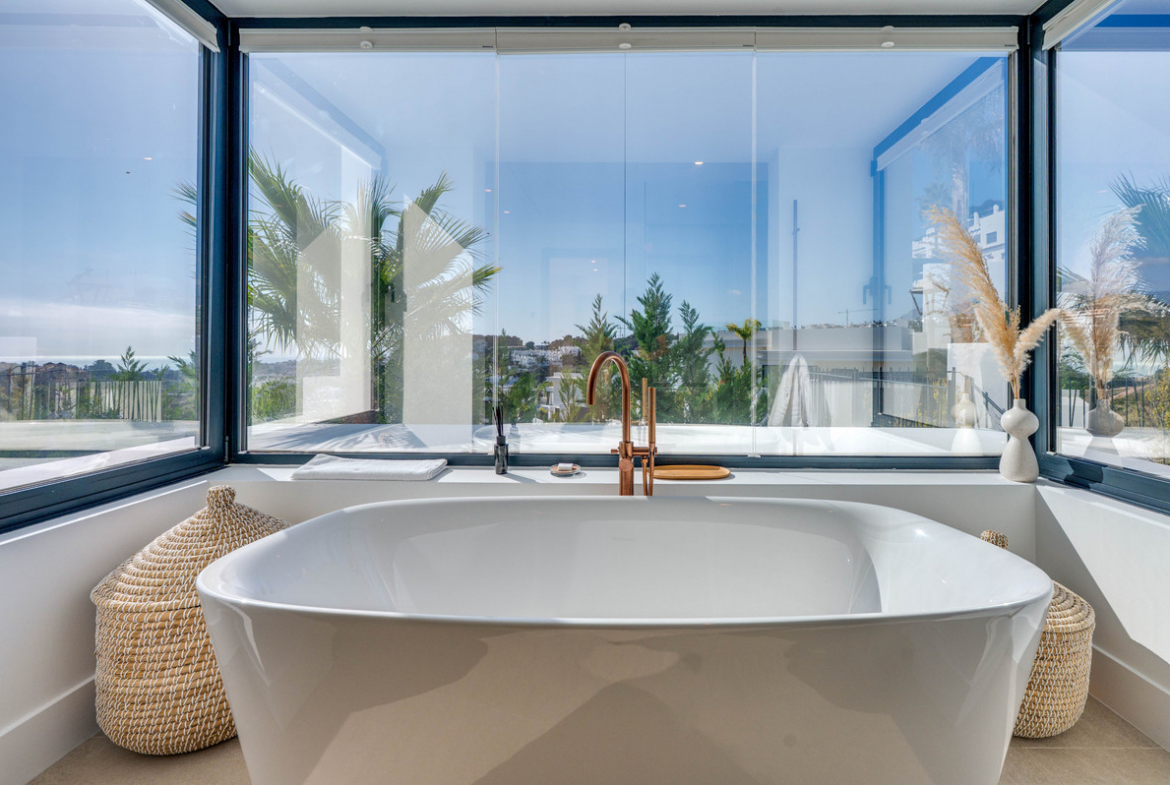 New Golden Mile Estepona villa 6 Bedrooms