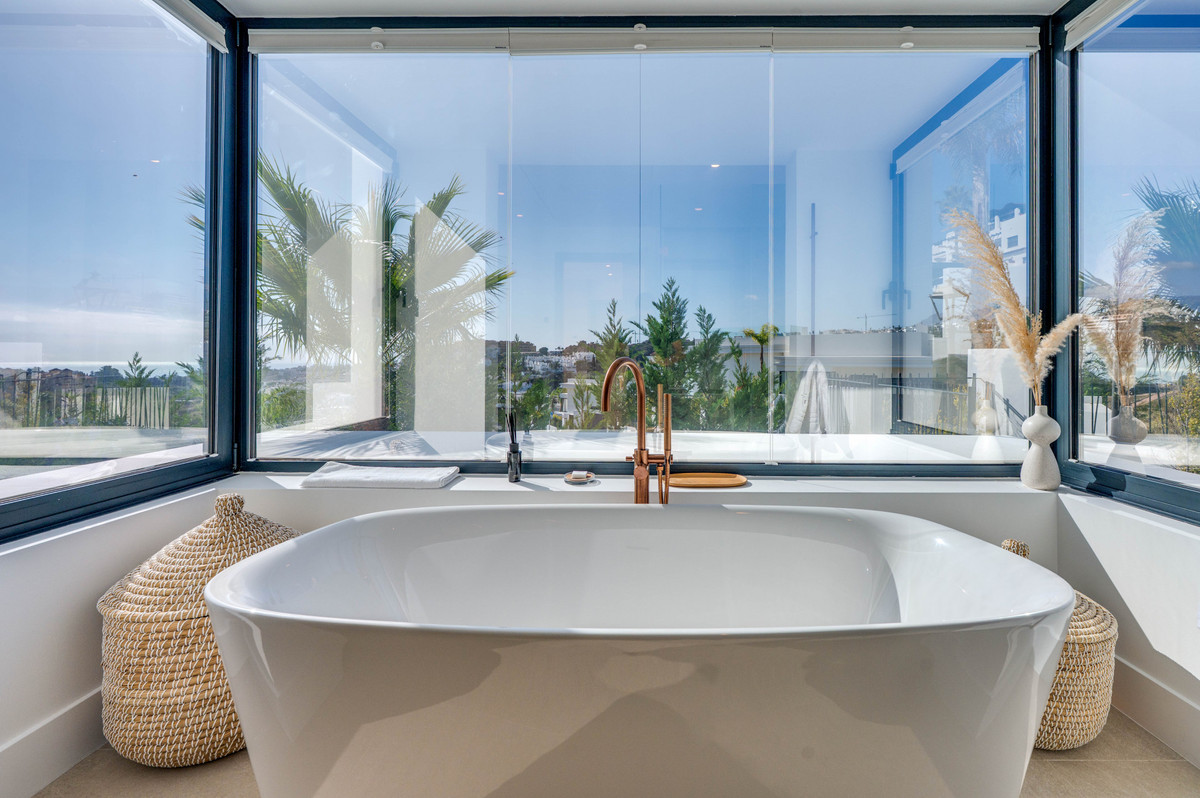 New Golden Mile Estepona villa 6 Bedrooms
