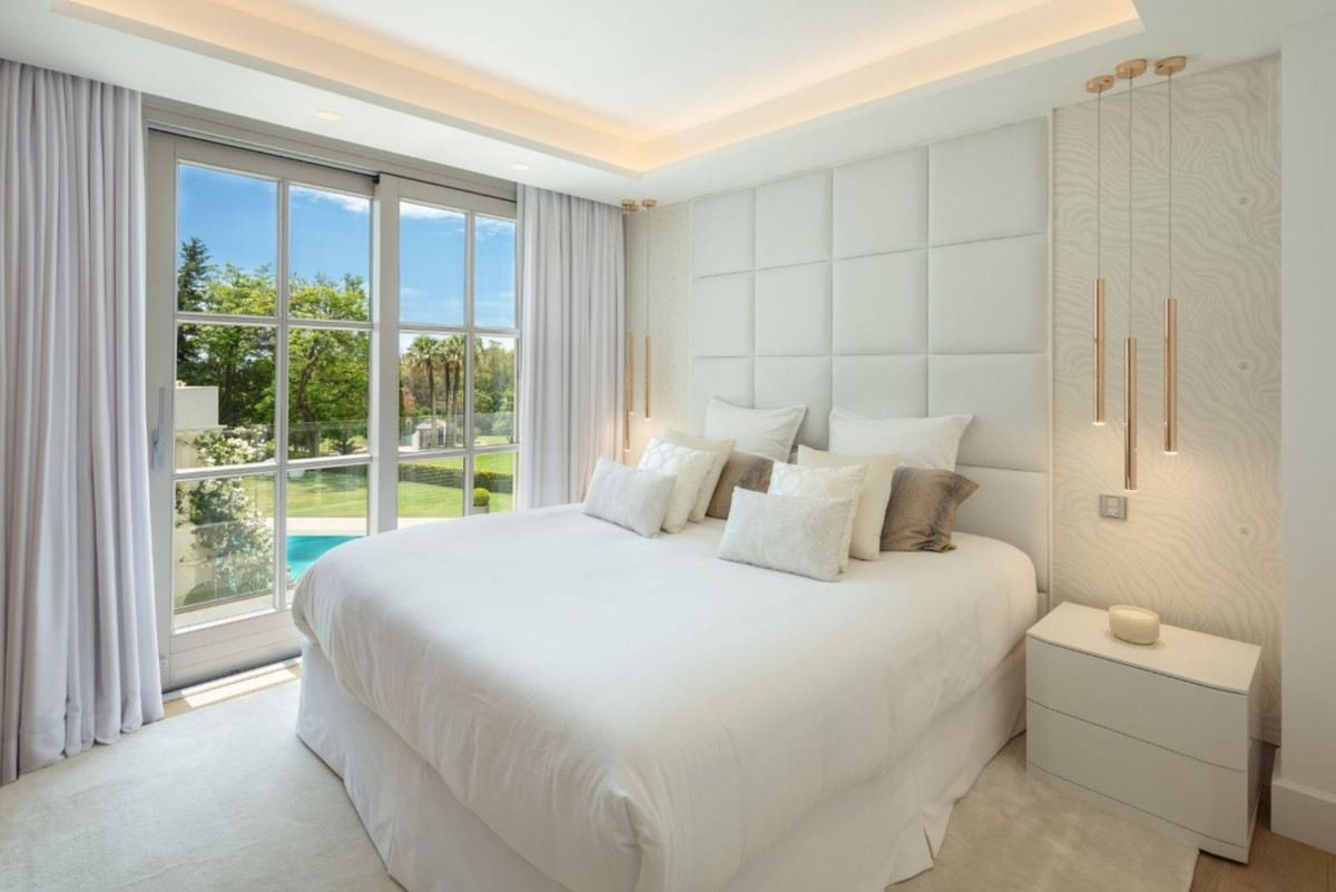 luxo-estate-20 Nueva Andalucia Marbella villa 6 Bedrooms