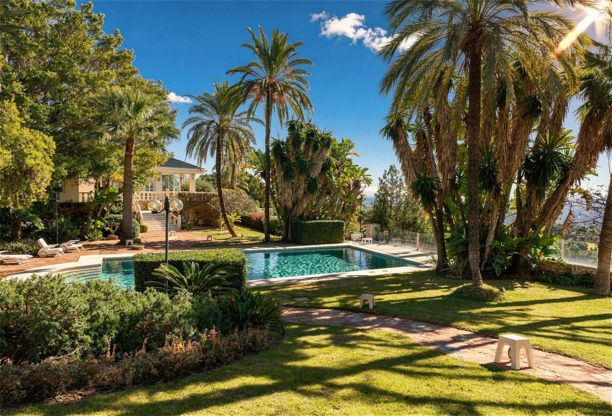 luxo-estate-20 Rio Real Marbella villa 10 Bedrooms