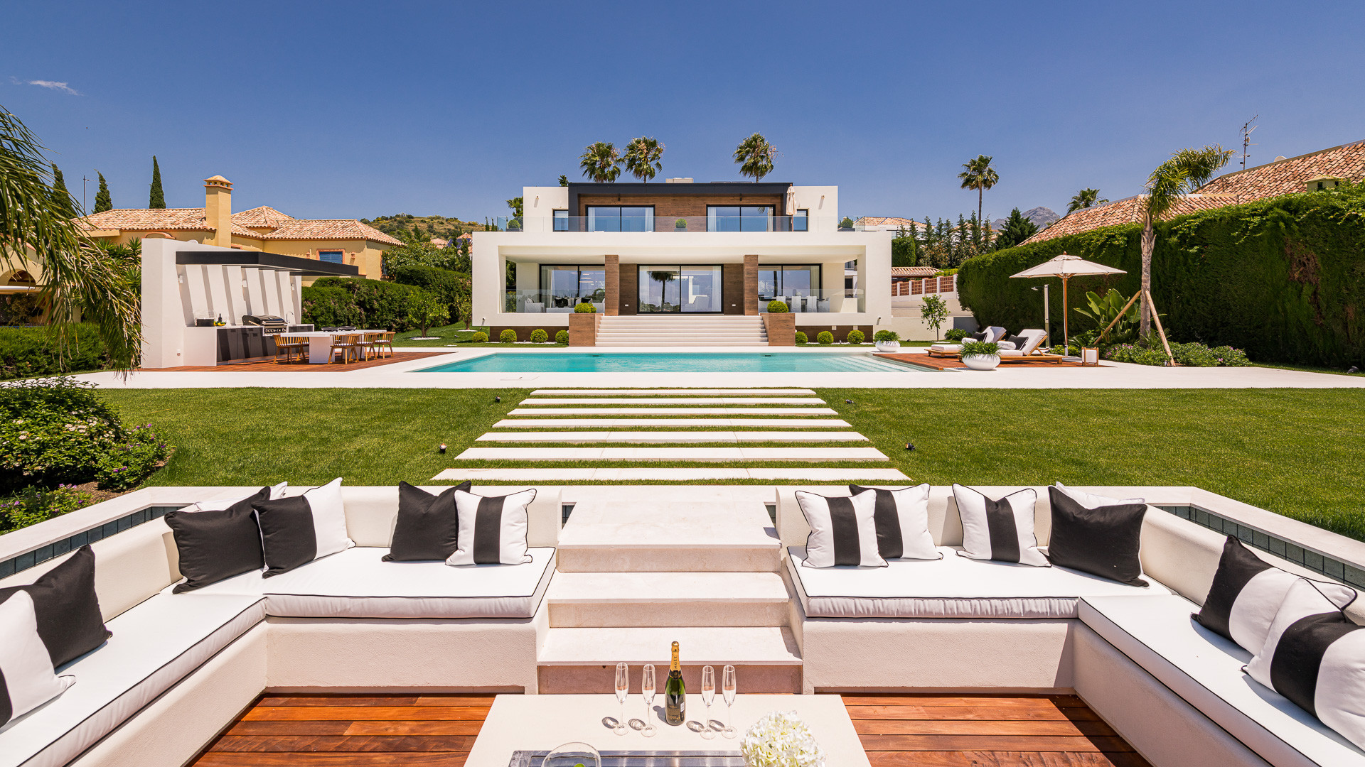 luxo-estate-20 Nueva Andalucia Marbella villa 6 Bedrooms