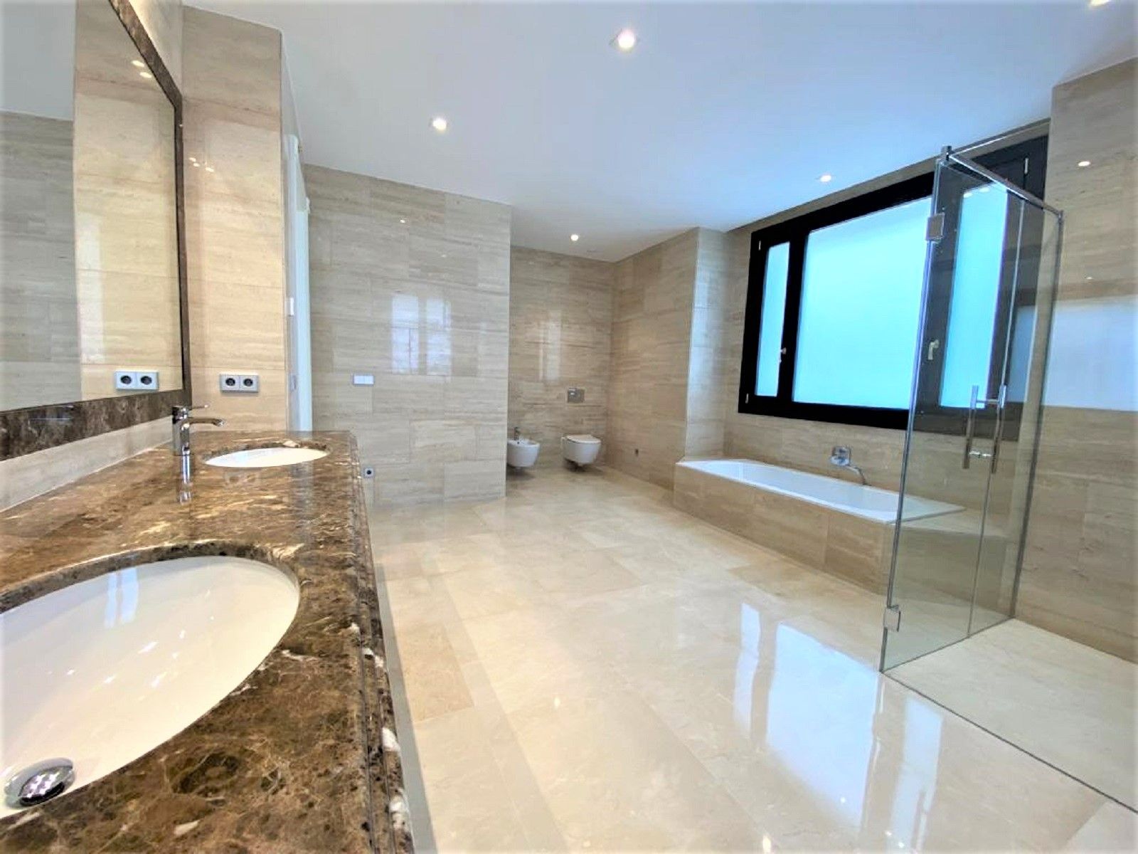 luxo-estate-20 Estepona villa 6 Bedrooms
