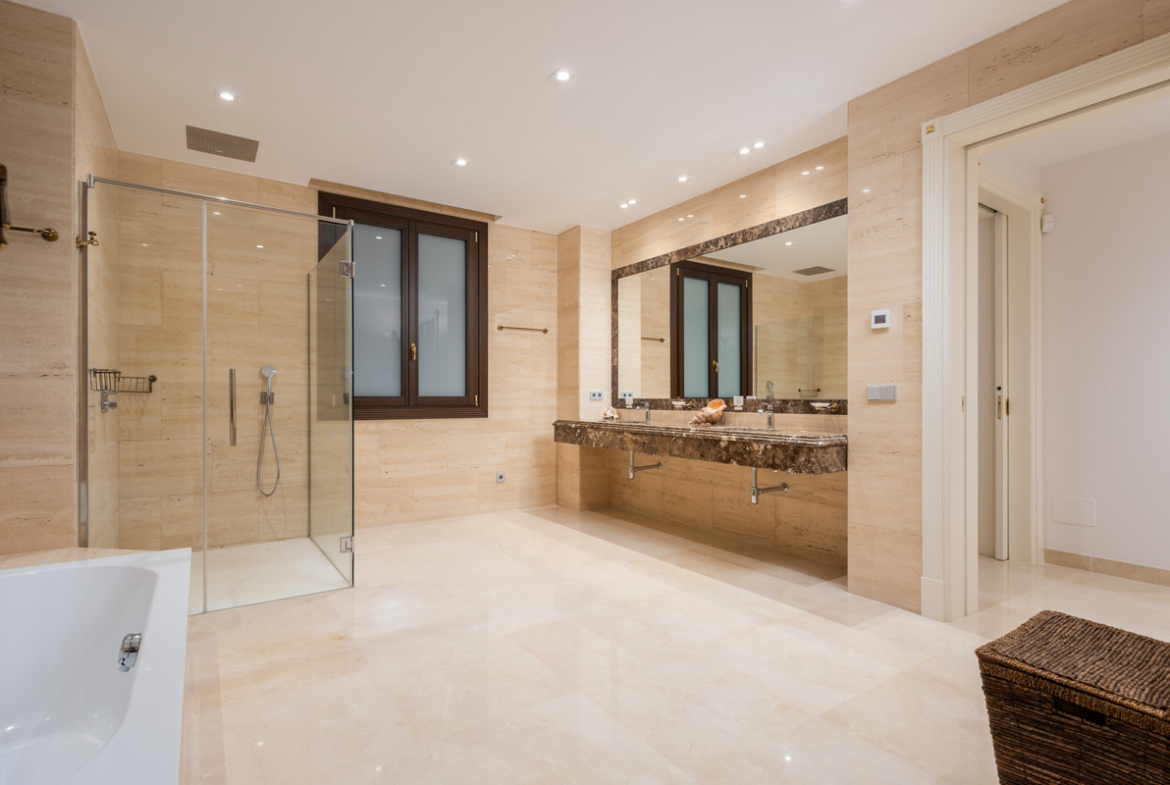 Estepona villa 7 Bedrooms