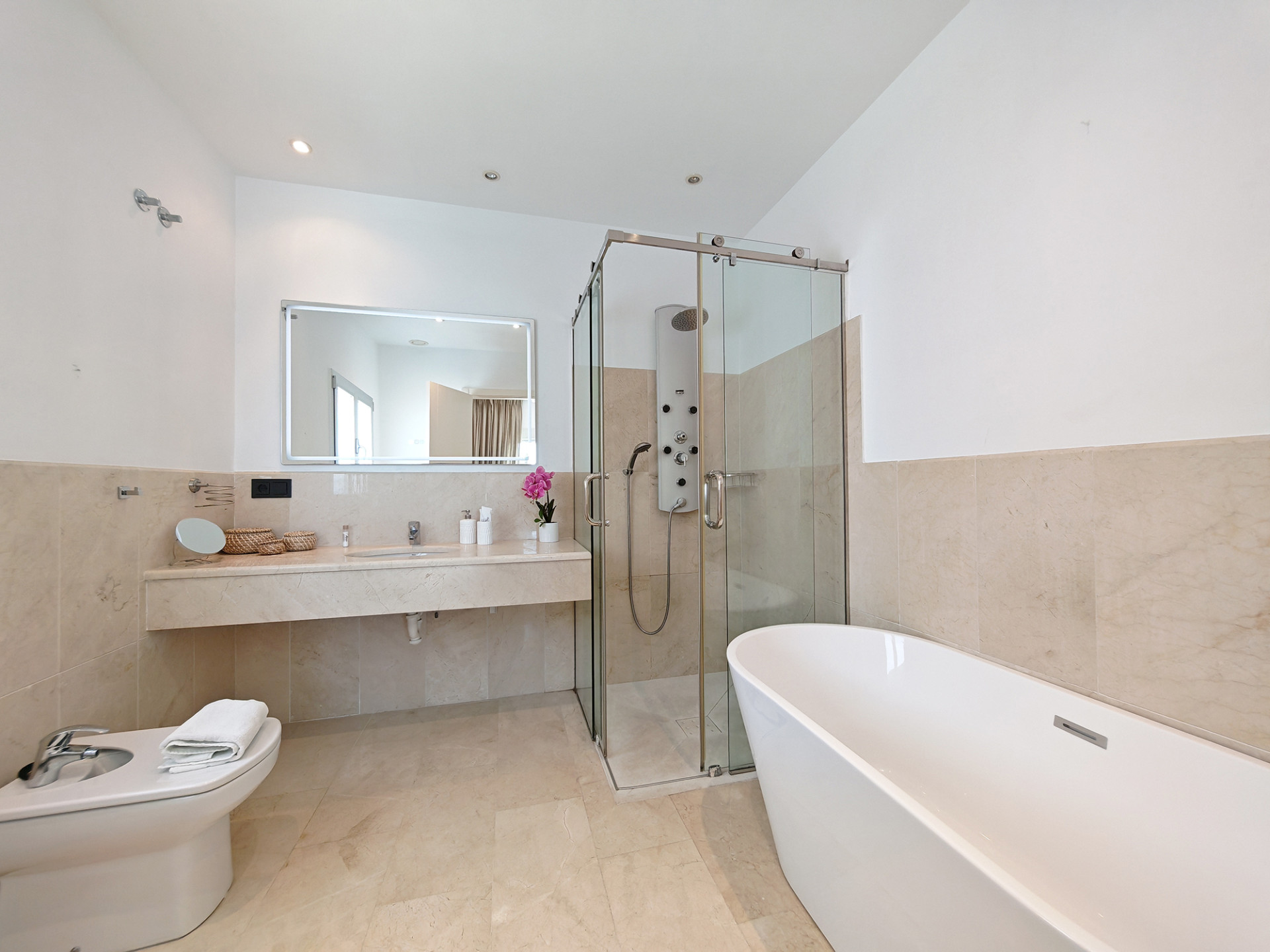 luxo-estate-21 El Rosario Marbella villa 3 Bedrooms