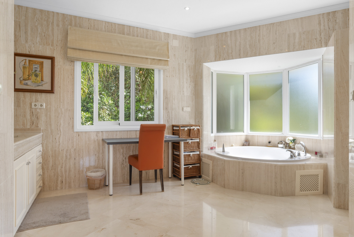 El Paraiso Alto Benahavis villa 6 Bedrooms