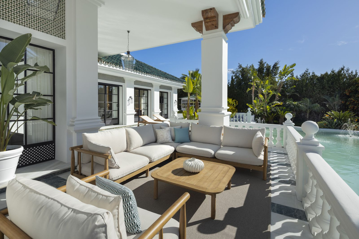 luxo-estate-21 Nueva Andalucia Marbella villa 12 Bedrooms