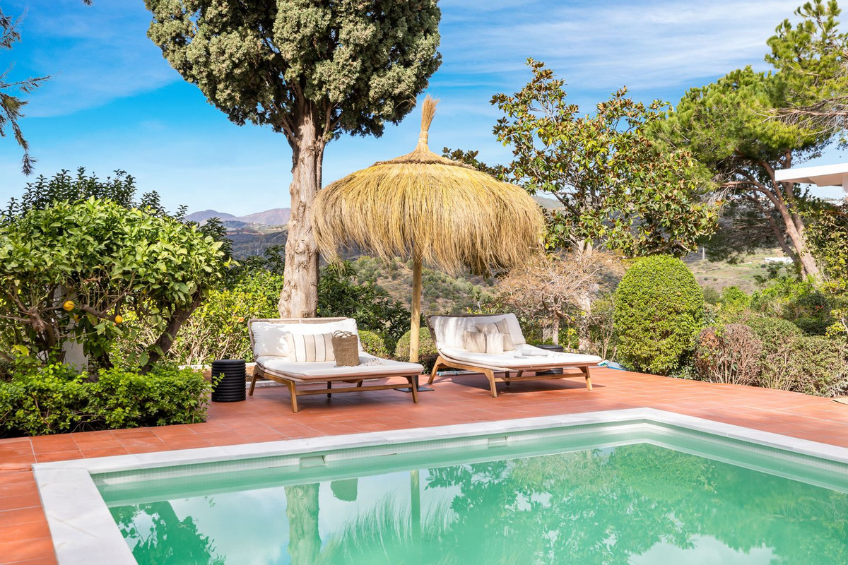 luxo-estate-21 Las Chapas Marbella villa 3 Bedrooms