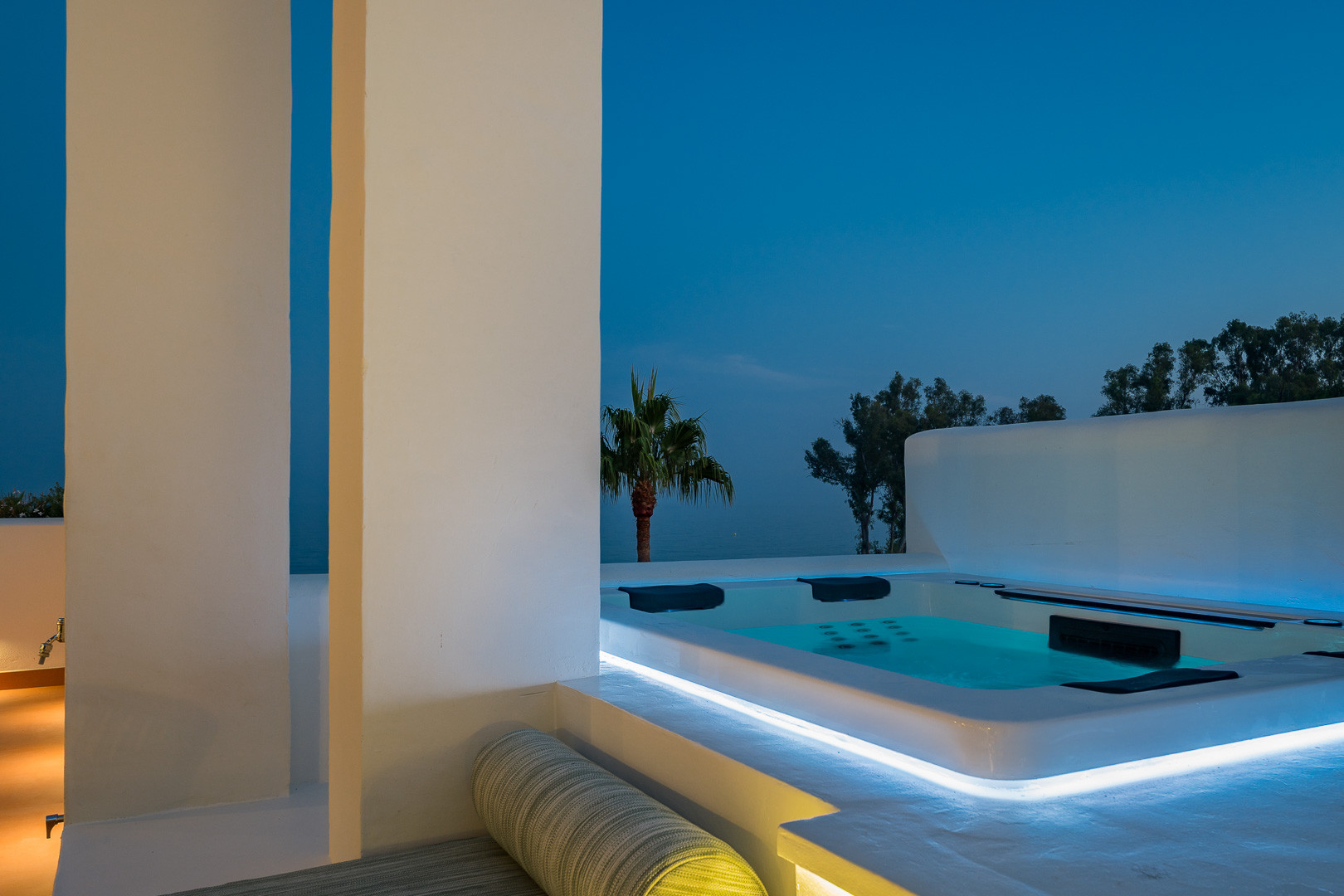 luxo-estate-21 Estepona penthouse 3 Bedrooms