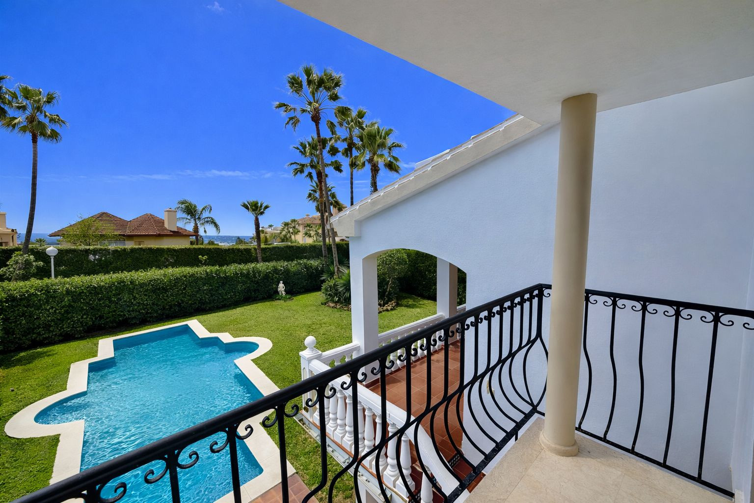 luxo-estate-21 Las Chapas Marbella villa 6 Bedrooms