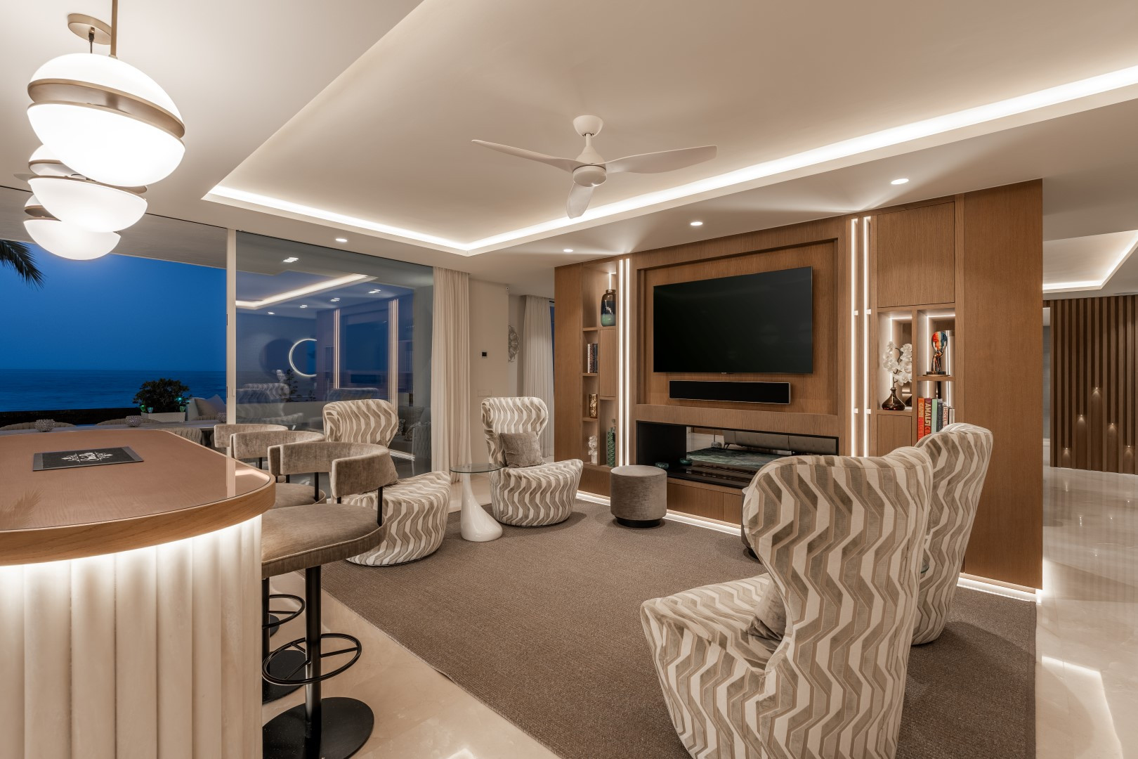 luxo-estate-21 Beachfront Duplex Penthouse for Sale in Puente Romano