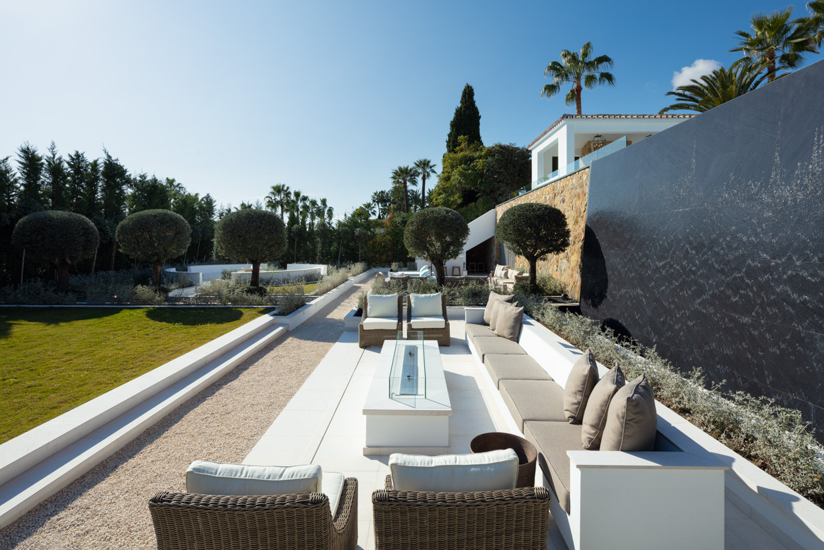 luxo-estate-21 Nueva Andalucia Marbella villa 5 Bedrooms