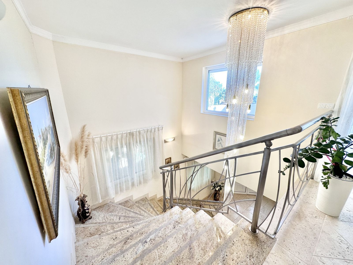 luxo-estate-21 El Rosario Marbella villa 6 Bedrooms