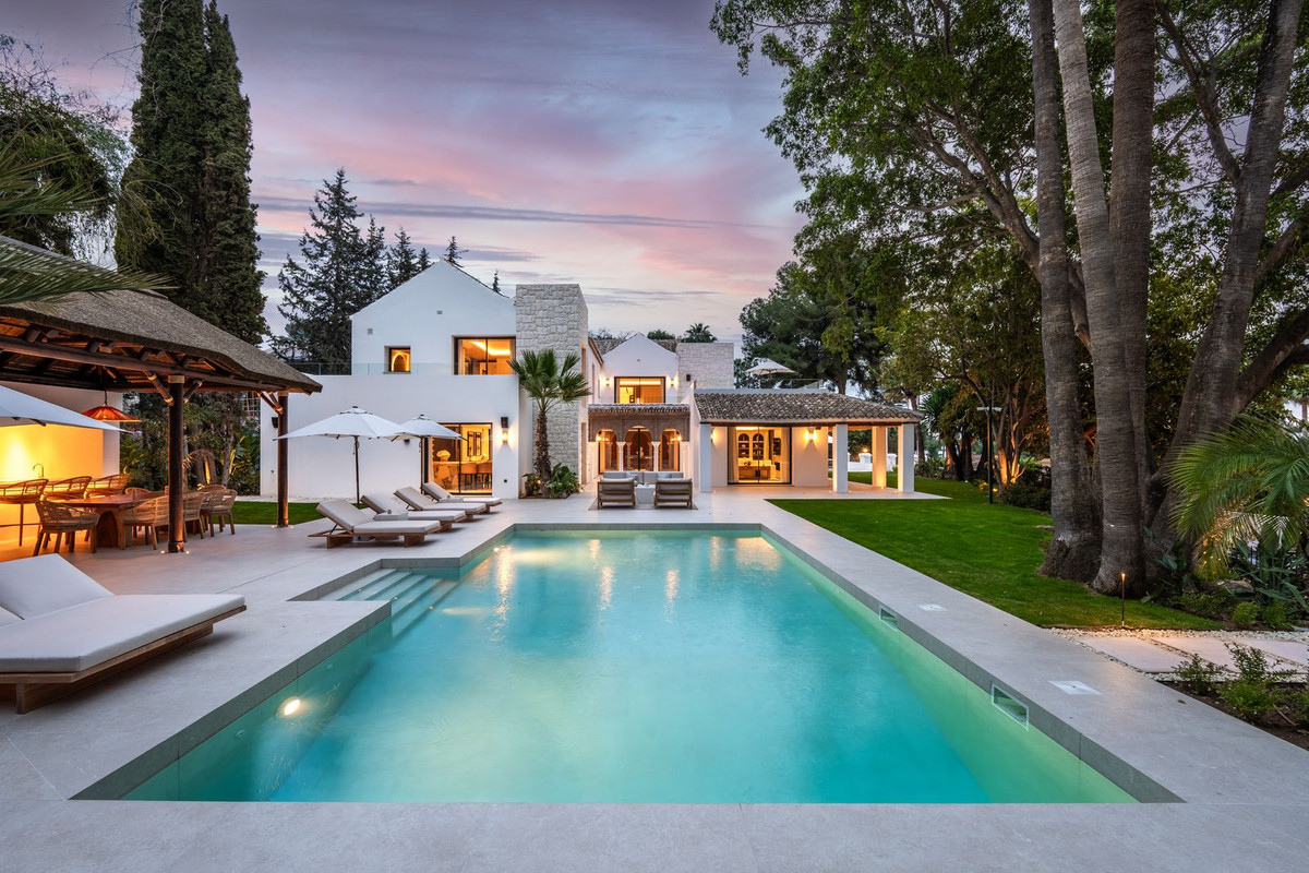 R5400706 Nueva Andalucia Marbella villa 5 Bedrooms