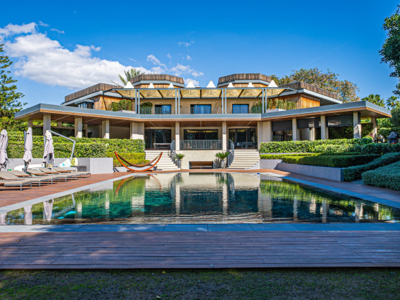 Luxury Frontline Golf Villa in Guadalmina Baja