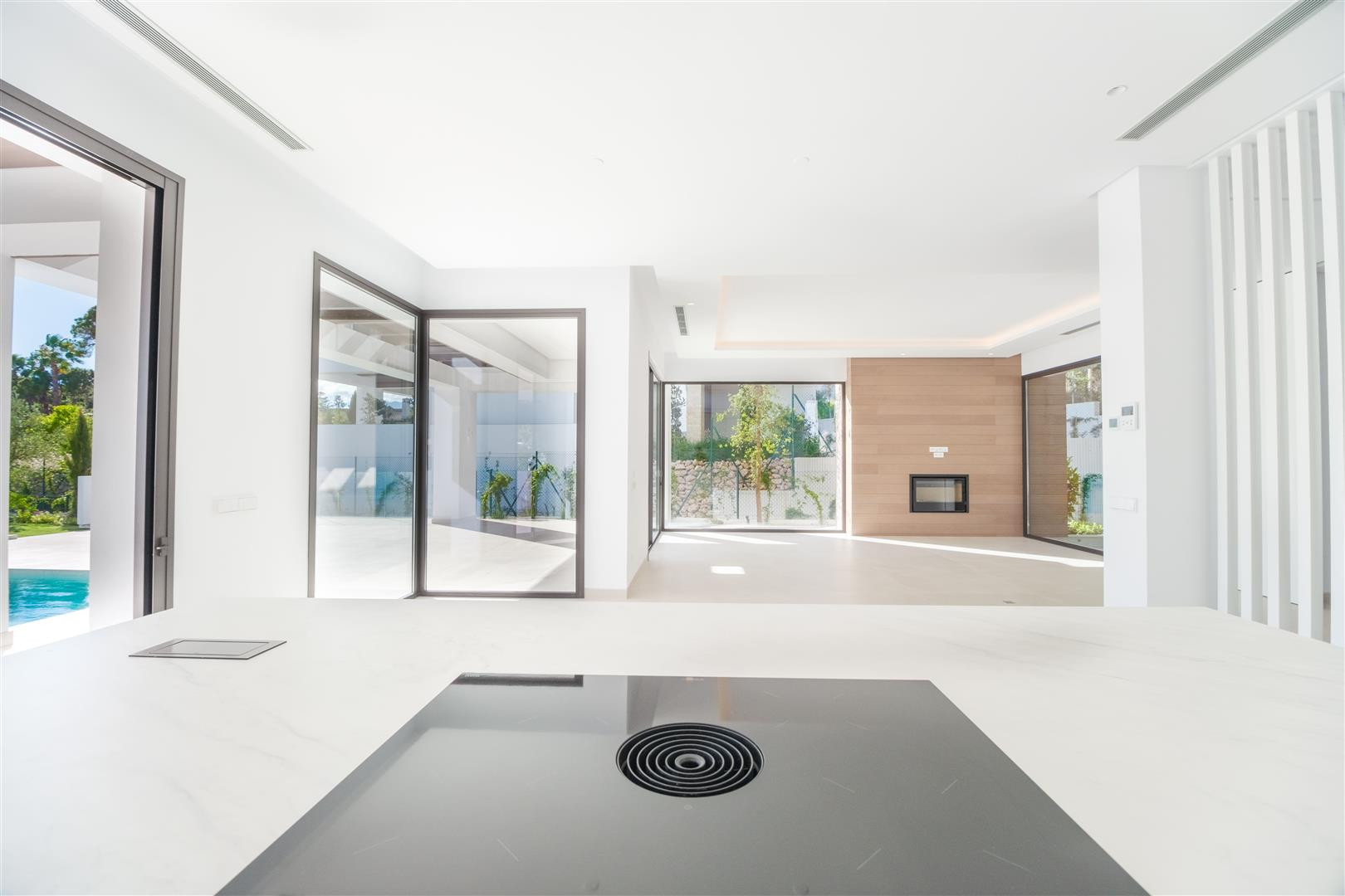 luxo-estate-3 Puerto Banus Marbella villa 4 Bedrooms