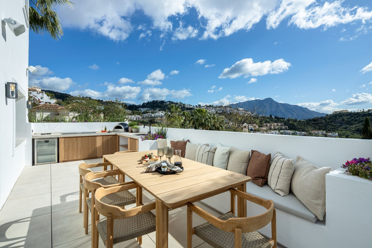 luxo-estate-3 Los Arqueros Benahavis villa 5 Bedrooms