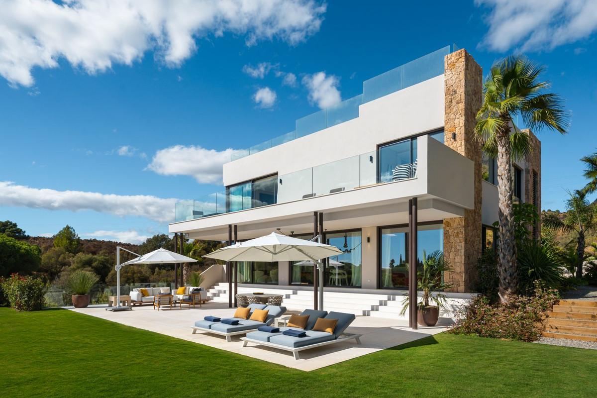 luxo-estate-3 Luxury Villa for Sale in Marbella Hill Club | Golden Mile