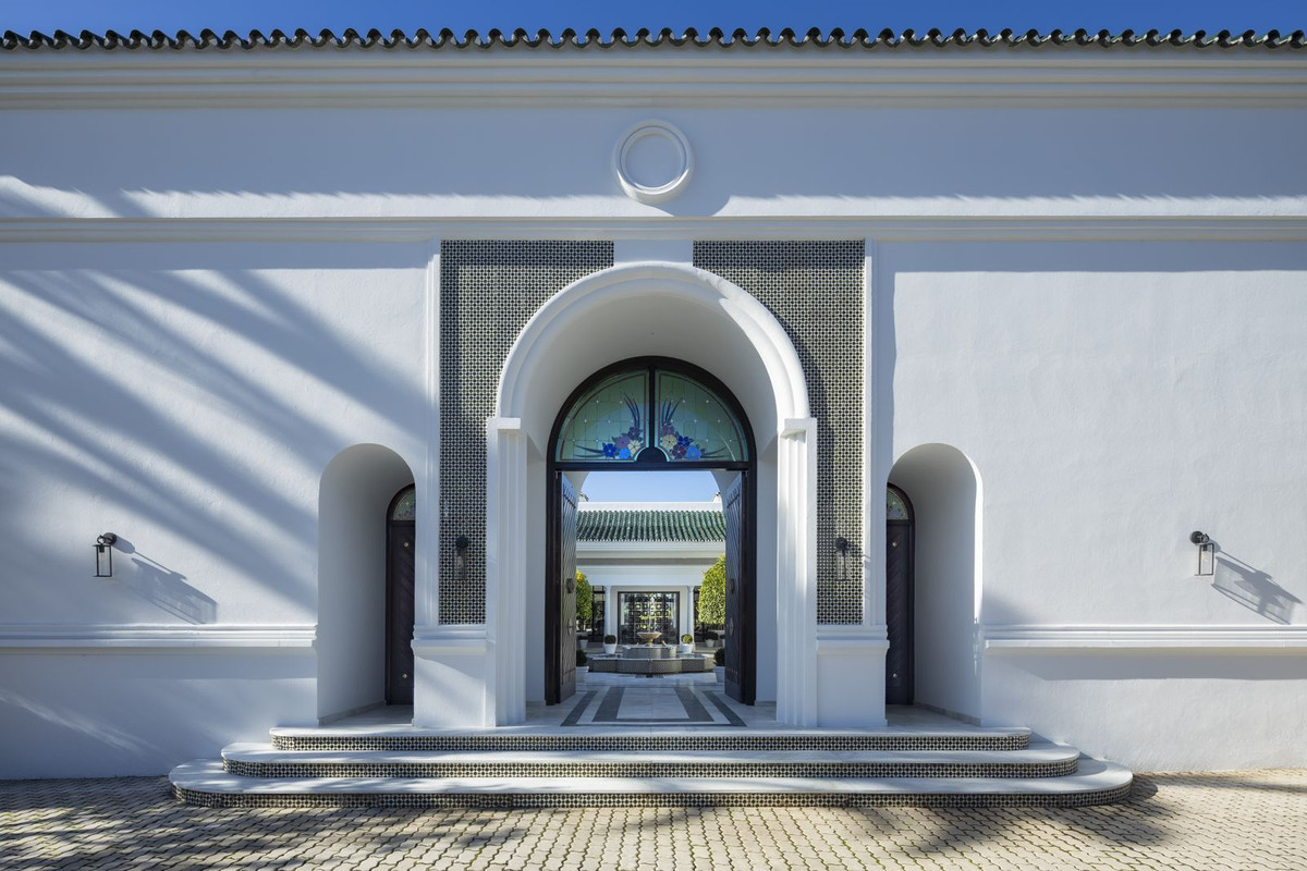 luxo-estate-3 Nueva Andalucia Marbella villa 12 Bedrooms