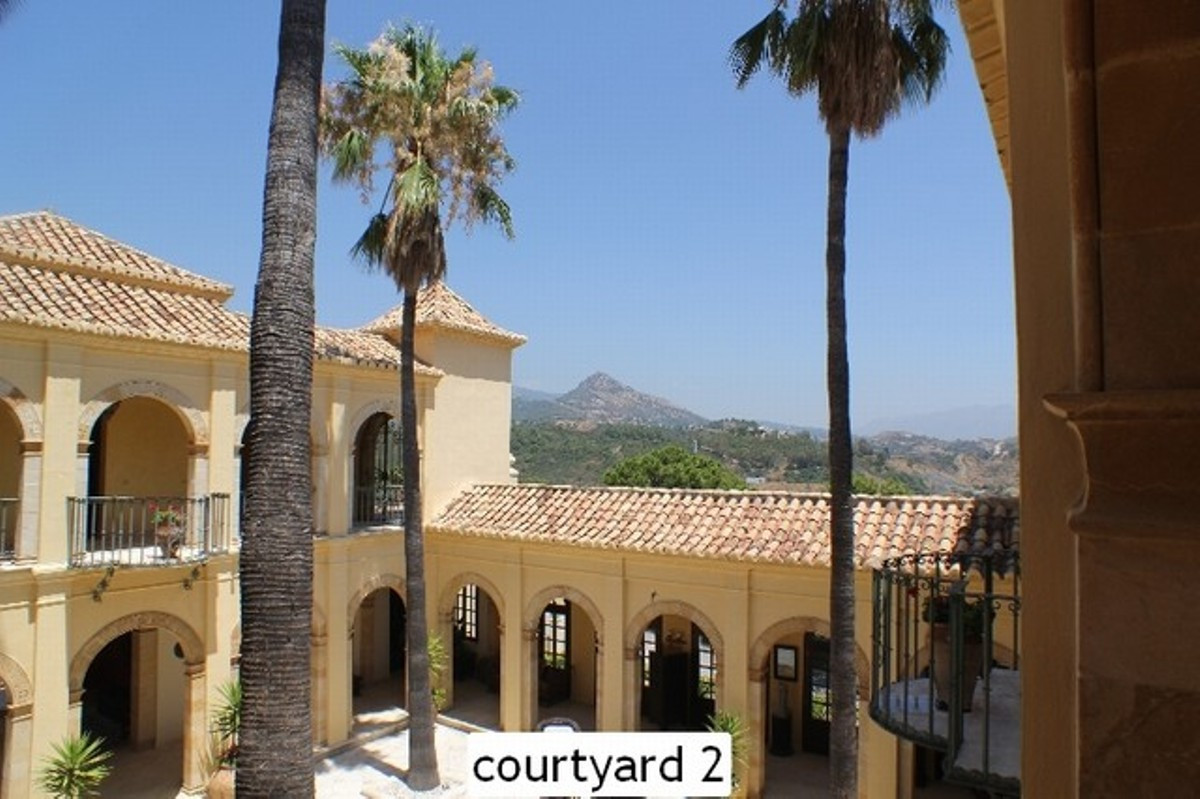 luxo-estate-3 Marbella villa 8 Bedrooms