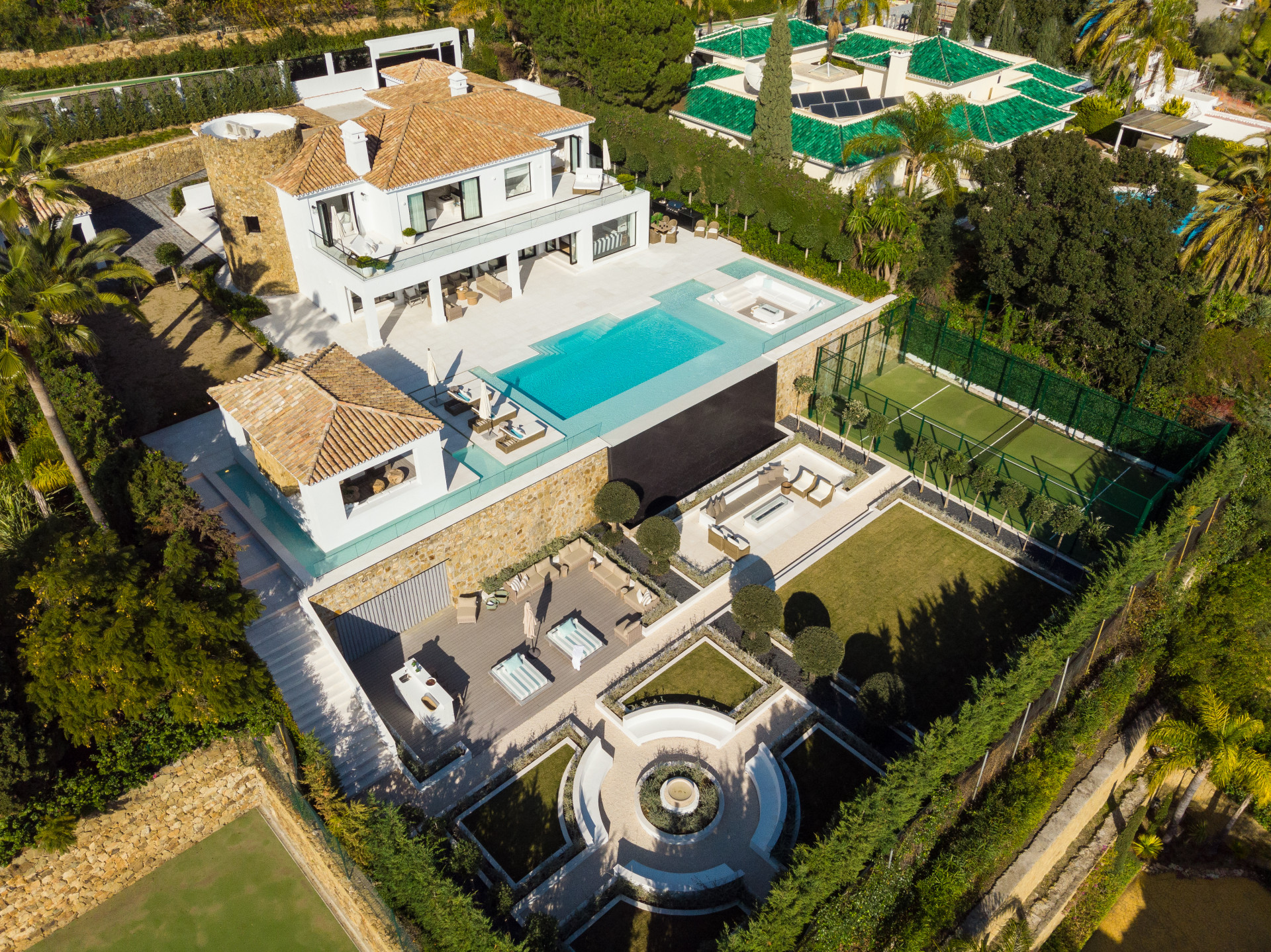 luxo-estate-3 Nueva Andalucia Marbella villa 5 Bedrooms