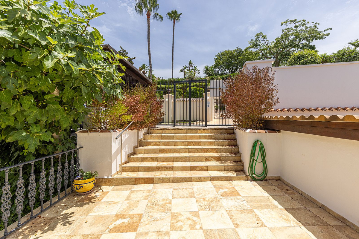 Las Chapas Marbella villa 4 Bedrooms