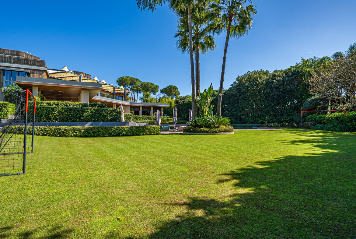 Luxury Frontline Golf Villa in Guadalmina Baja