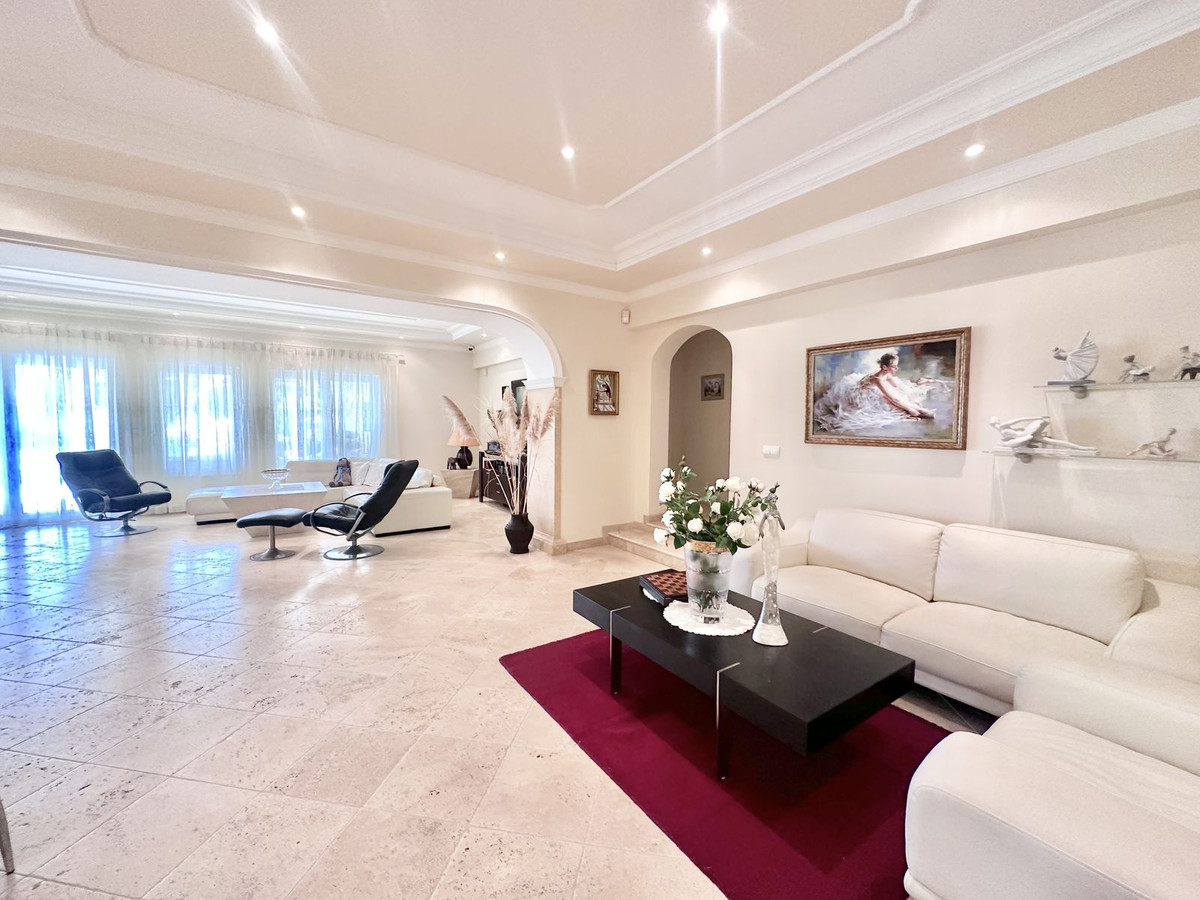 luxo-estate-3 El Rosario Marbella villa 6 Bedrooms