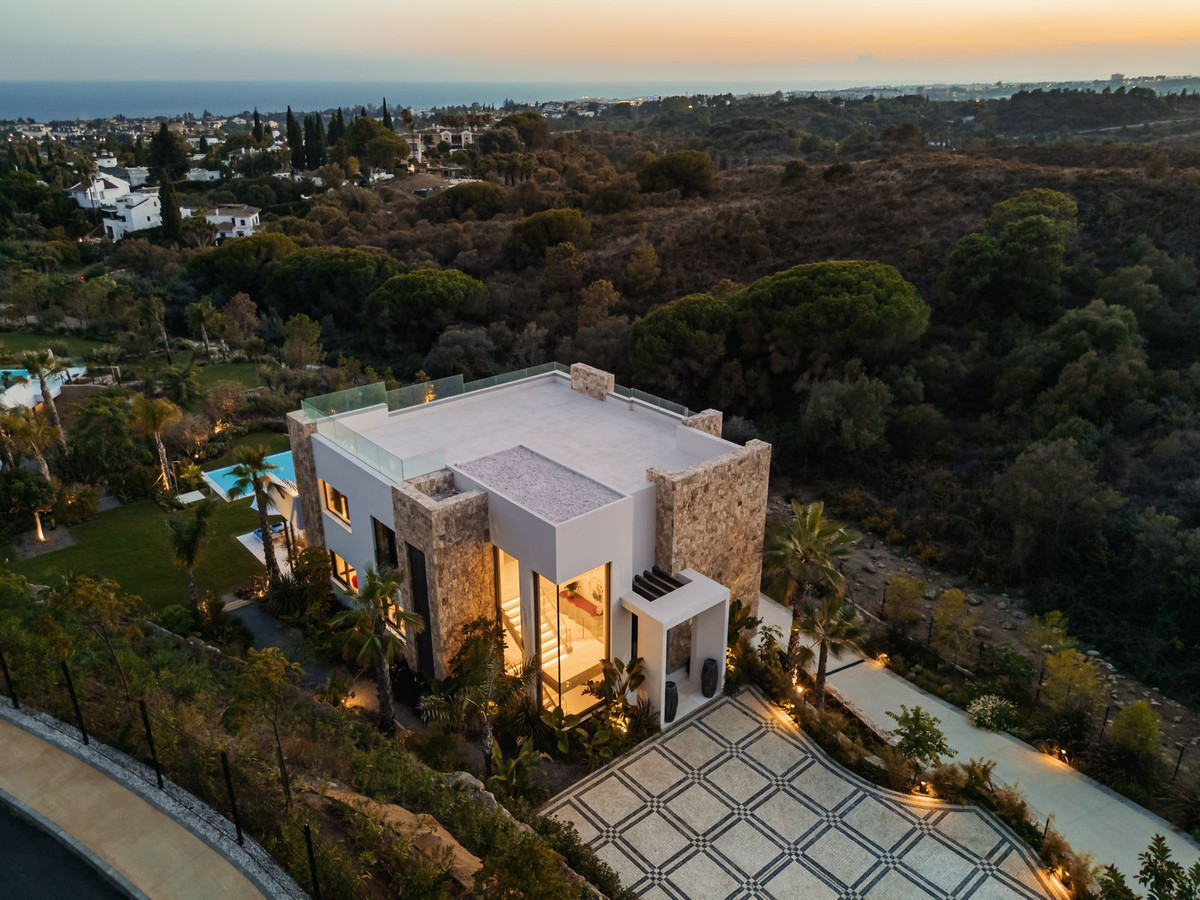 R5221045 Luxury Villa for Sale in Marbella Hill Club | Golden Mile