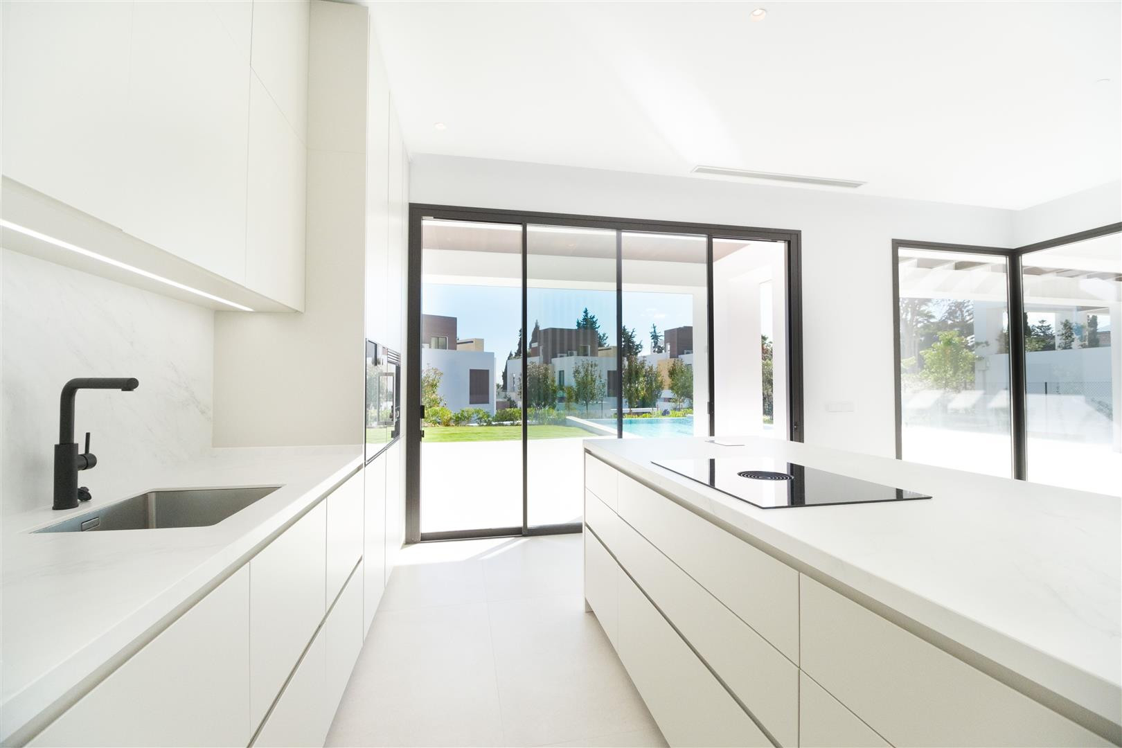 luxo-estate-4 Puerto Banus Marbella villa 4 Bedrooms