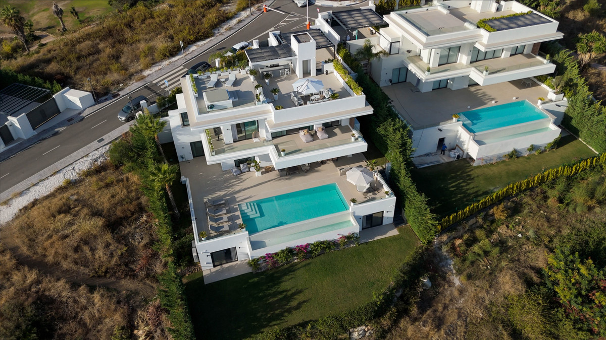 New Golden Mile Estepona villa 6 Bedrooms