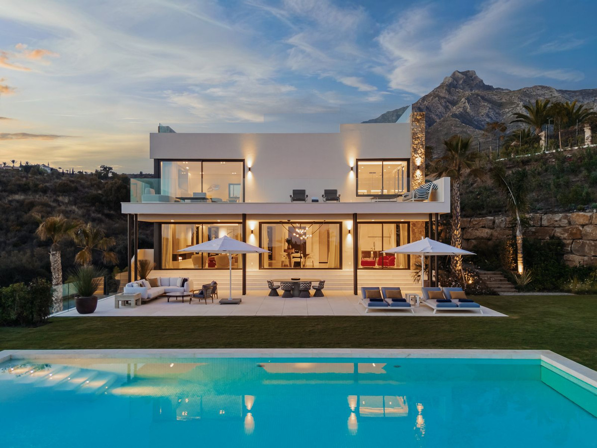 luxo-estate-4 Luxury Villa for Sale in Marbella Hill Club | Golden Mile