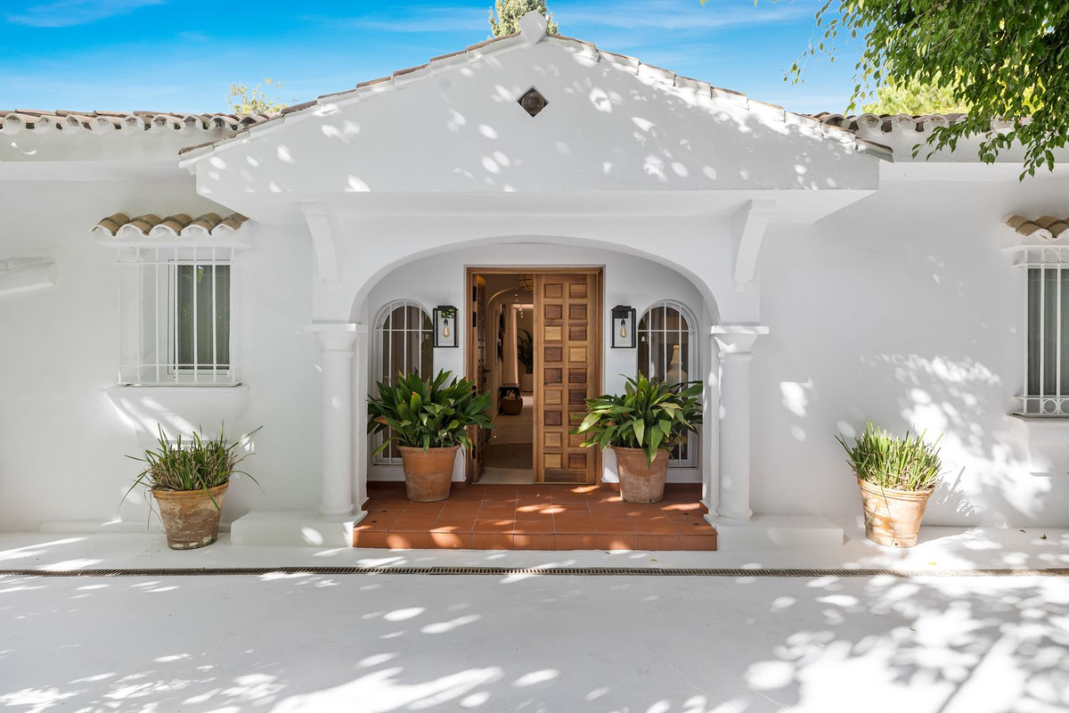 luxo-estate-4 Las Chapas Marbella villa 3 Bedrooms