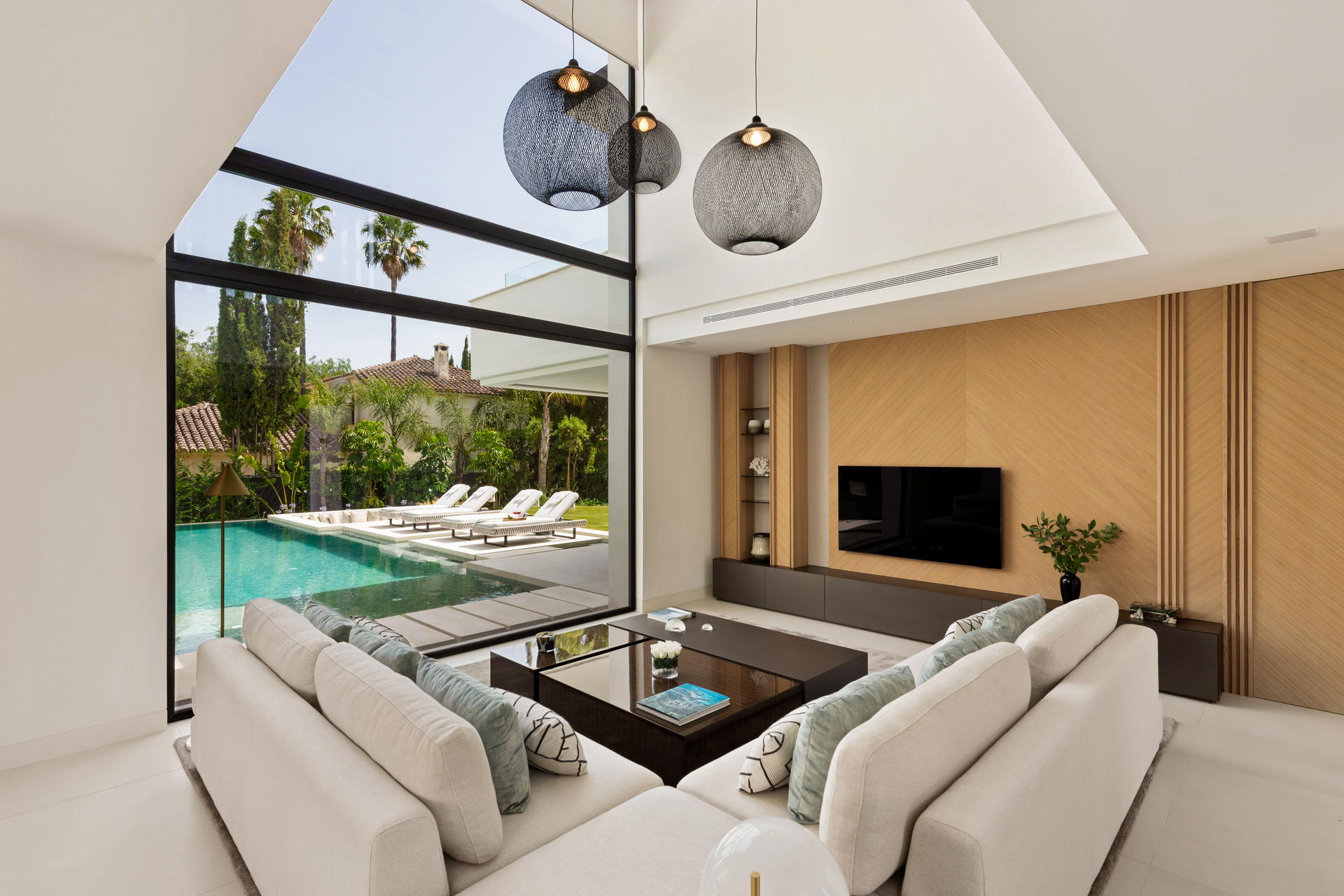 luxo-estate-4 Nueva Andalucia Marbella villa 5 Bedrooms
