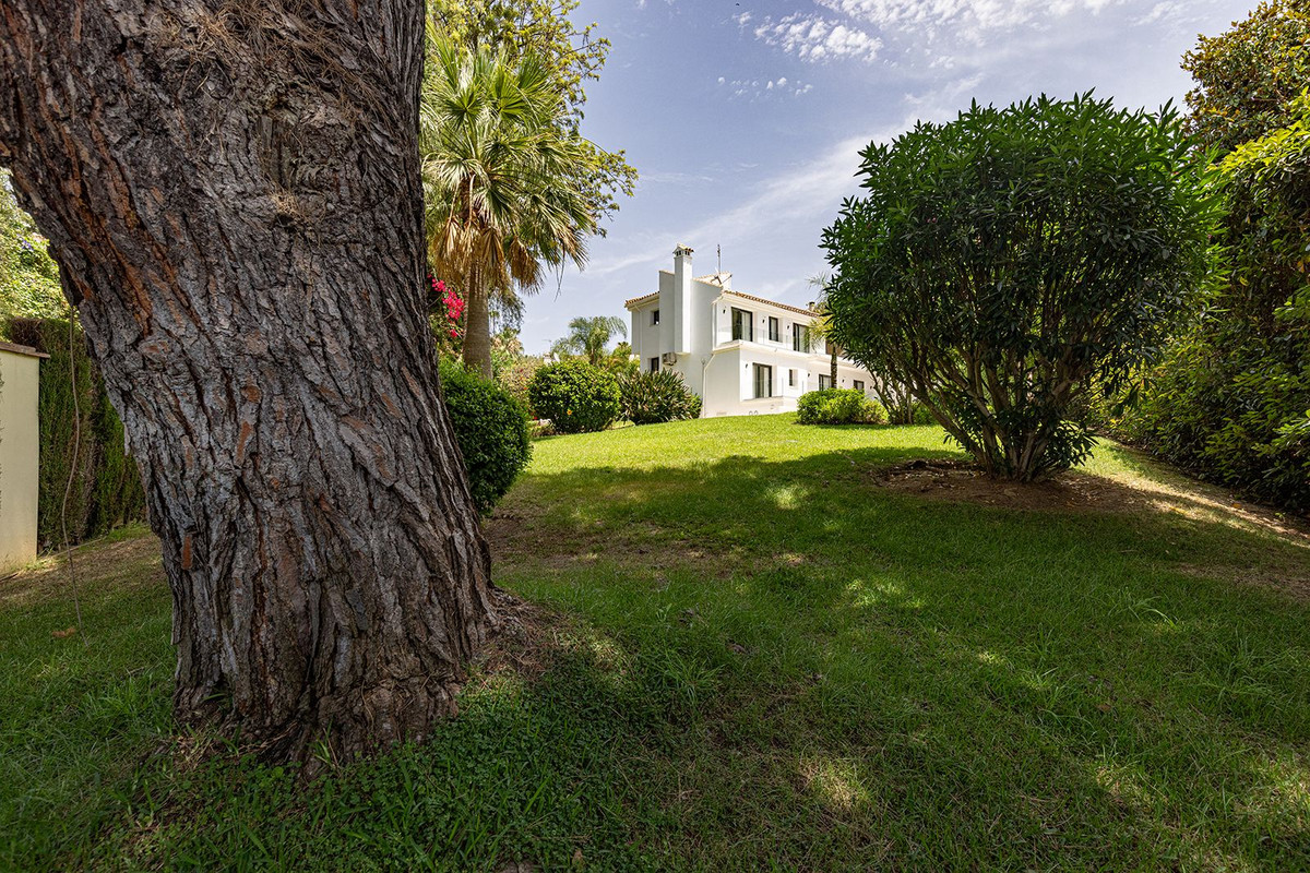 Las Chapas Marbella villa 4 Bedrooms