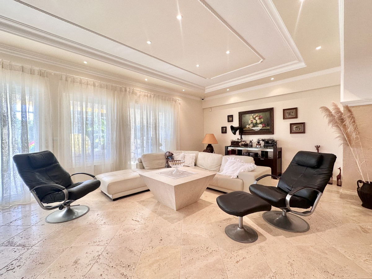 luxo-estate-4 El Rosario Marbella villa 6 Bedrooms
