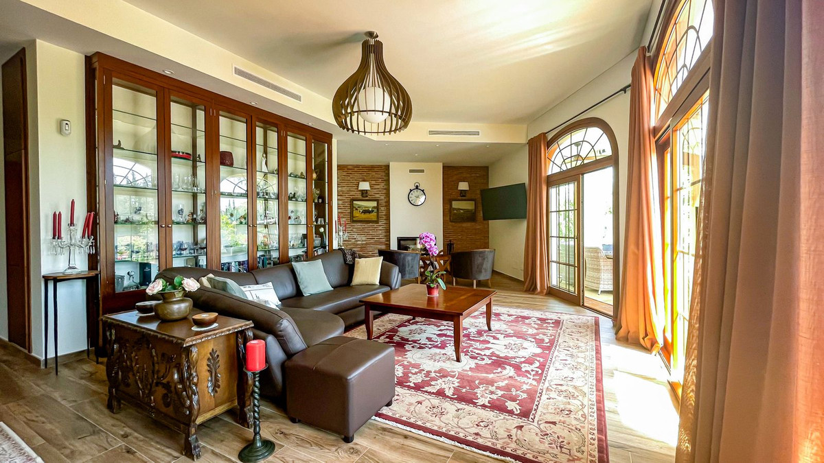 luxo-estate-4 El Rosario Marbella villa 6 Bedrooms