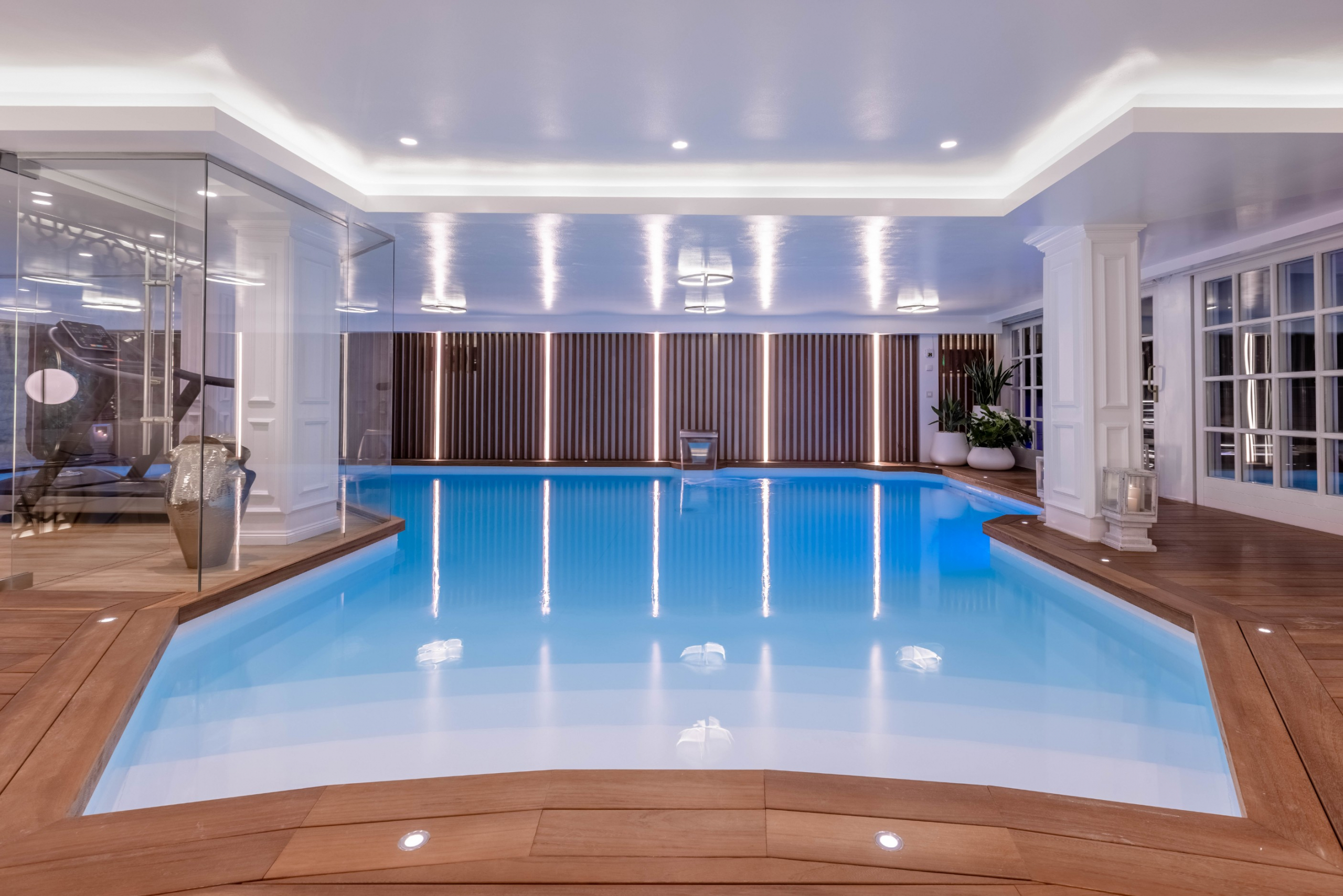 luxo-estate-4 Beachfront Mansion for Sale in Puerto Banús | Marbella