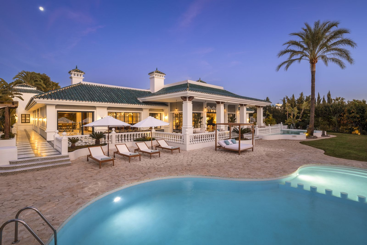 R4691875 Nueva Andalucia Marbella villa 12 Bedrooms