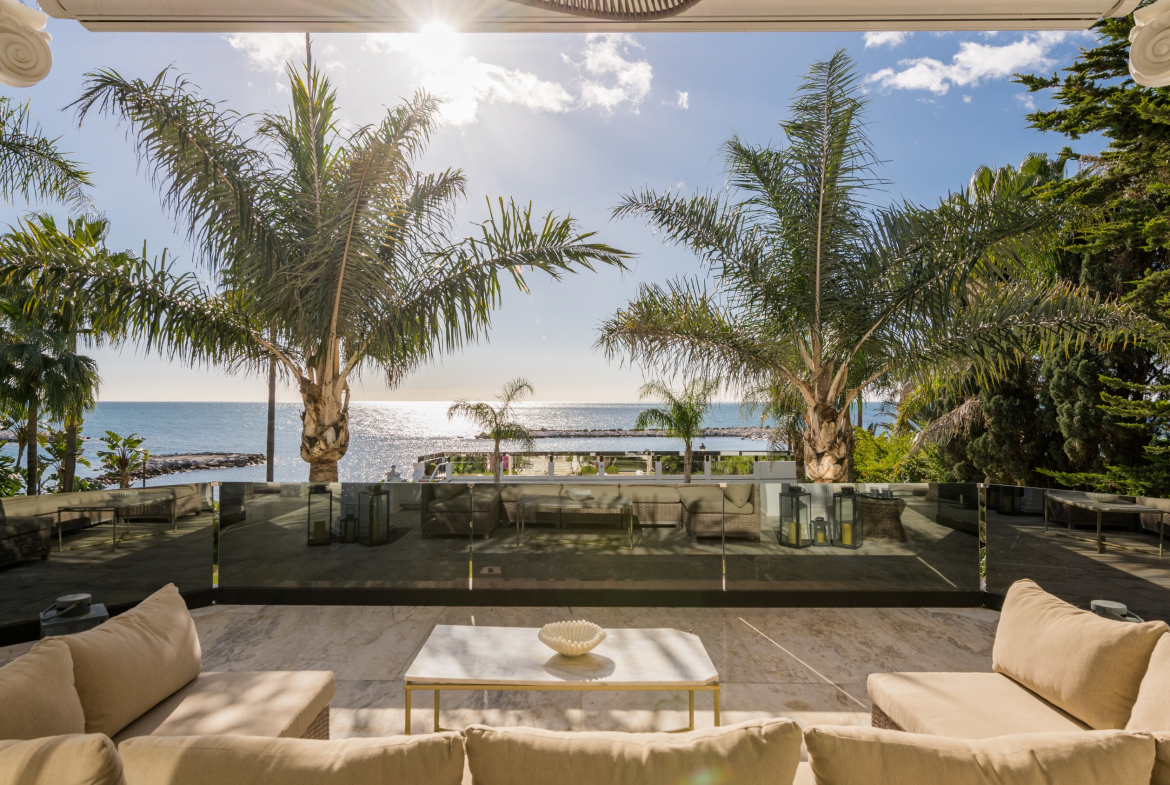 Beachfront Mansion for Sale in Puerto Banús | Marbella