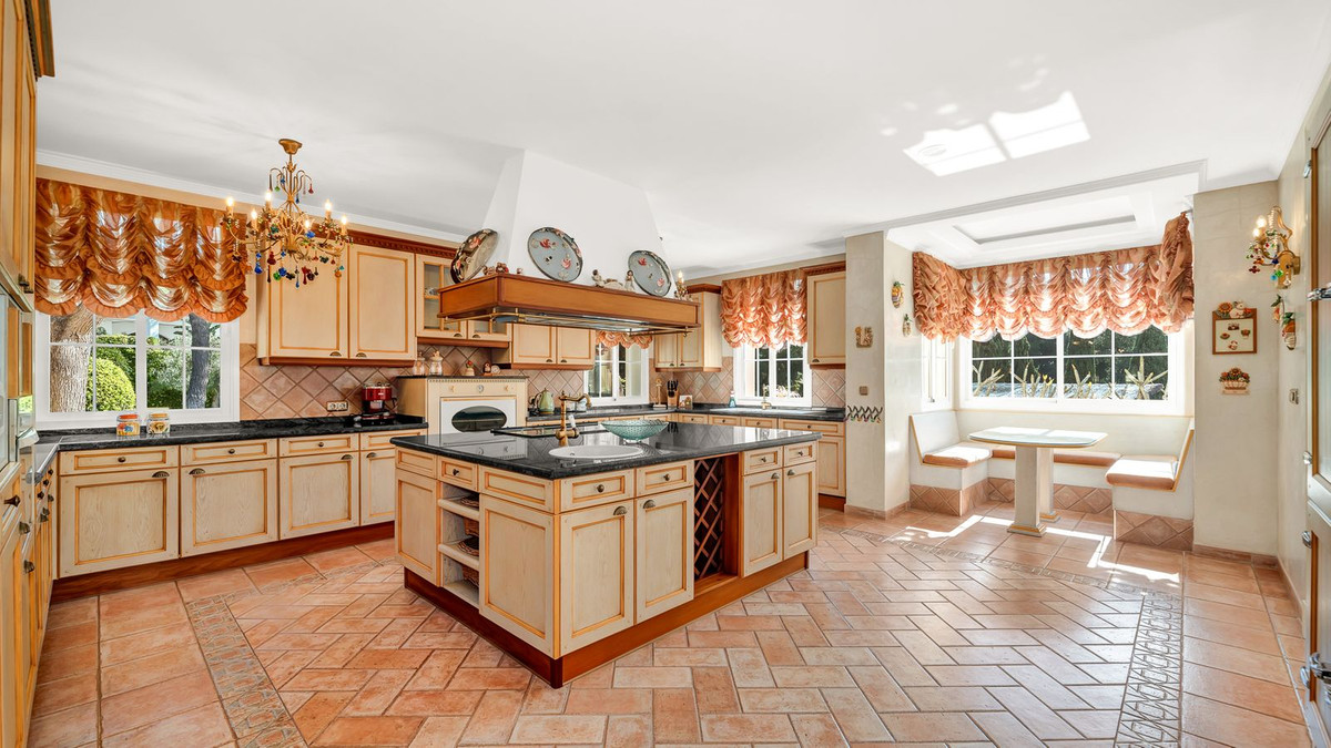 luxo-estate-5 Sierra Blanca Marbella villa 6 Bedrooms